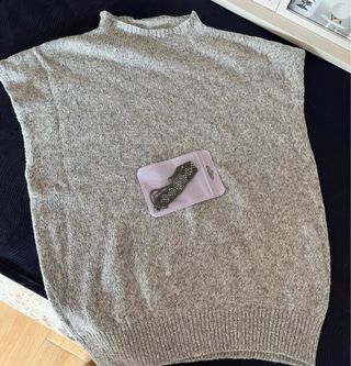 Blusa gris con pulsera