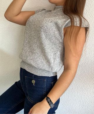 Blusa gris con pulsera