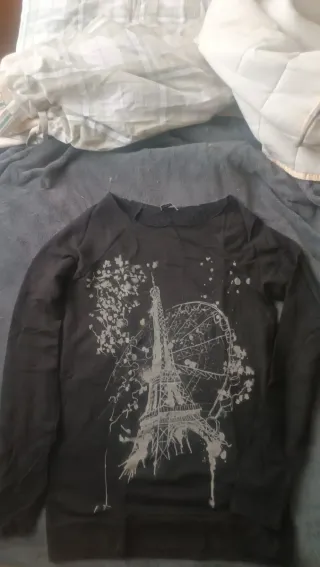 Sudadera gris con estampado Torre Eiffel