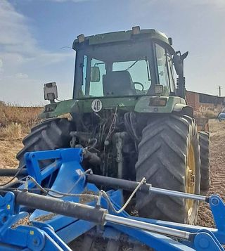 Tractor John Deere 7600 con pala Tenias y cazo.