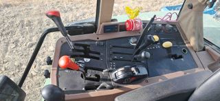 Tractor John Deere 7600 con pala Tenias y cazo.