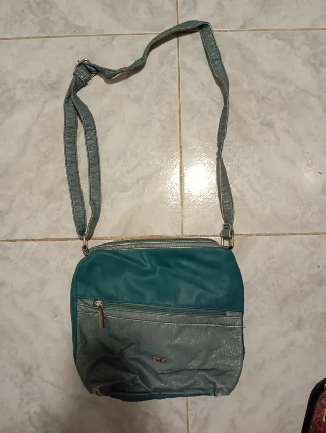 Bolso bandolera gris y verde