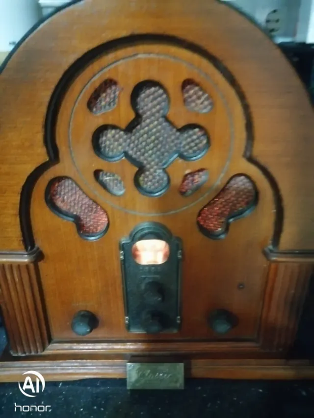 Radio Classic in legno di Antigua, adatta per mettere in mostra