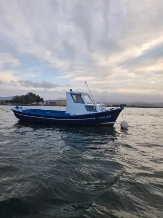 Barco de pesca azul y blanco