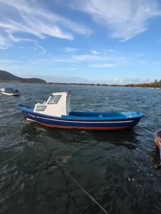 Barco de pesca azul y blanco