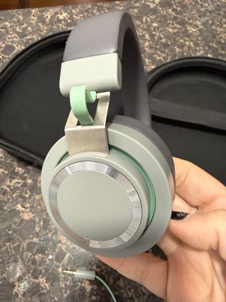 Auriculares diadema grises con funda