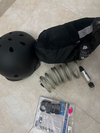 Casco, protecciones, candado y luz bicicleta