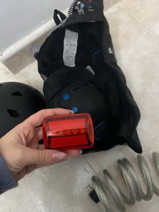 Casco, protecciones, candado y luz bicicleta