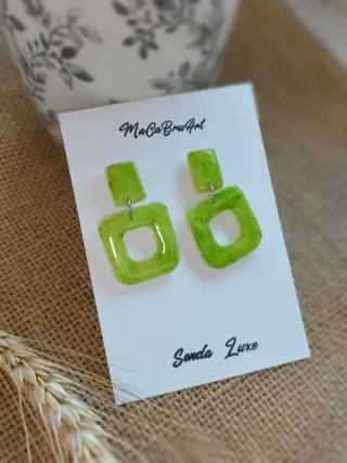 Pendientes hechos a mano estilo minimalista
