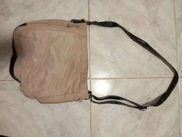 Bolso bandolera beige y negro