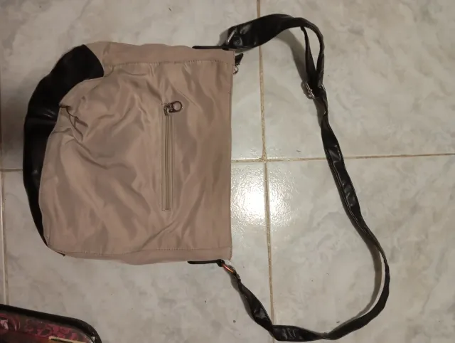 Bolso bandolera beige y negro