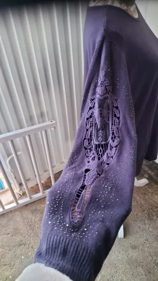 Jersey elegante morado con encaje y cristales lumi