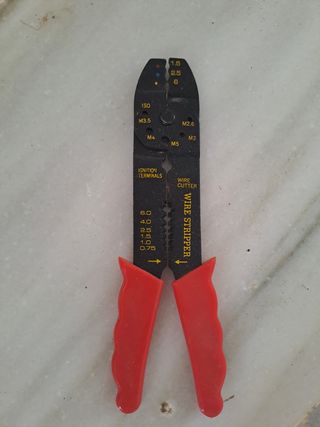 Pinza crimpadora y pelacables multiusos
