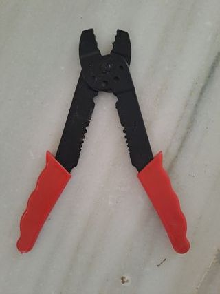 Pinza crimpadora y pelacables multiusos
