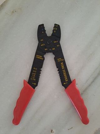 Pinza crimpadora y pelacables multiusos