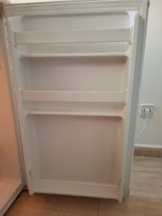 Nevera bajo encimera blanca