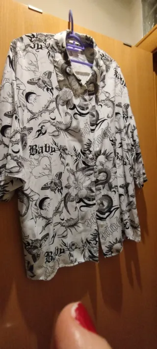 Camisa Bershka Estampada Serpientes y Mariposas