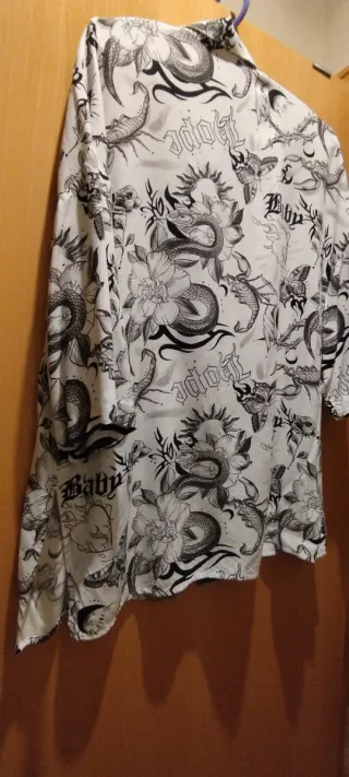 Camisa Bershka Estampada Serpientes y Mariposas