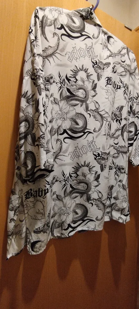 Camisa Bershka Estampada Serpientes y Mariposas