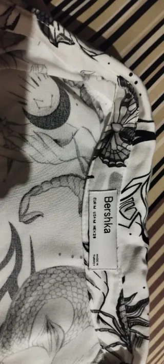 Camisa Bershka Estampada Serpientes y Mariposas