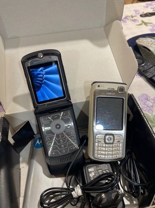 Nokia N70 e Motorola V3