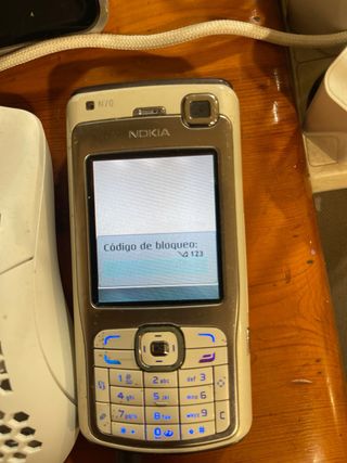 Nokia N70 e Motorola V3