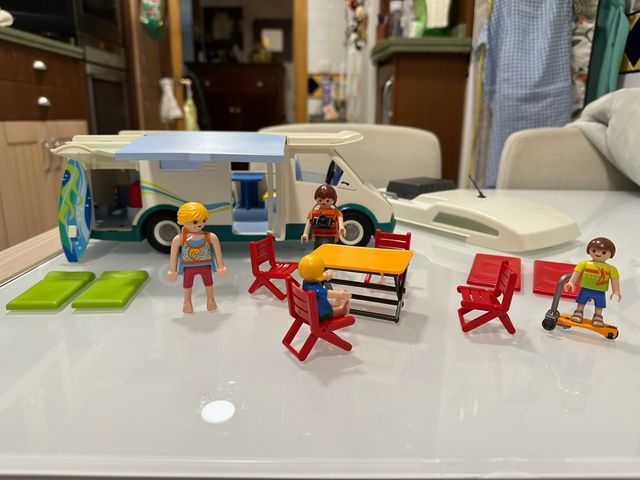 Caravana Playmobil con figuras y accesorios