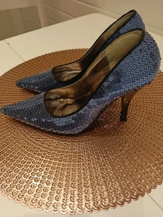 Zapatos de tacón azul con lentejuelas
