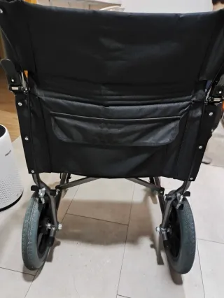 Silla de ruedas negra  Sin reposa pies