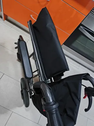 Silla de ruedas negra  Sin reposa pies