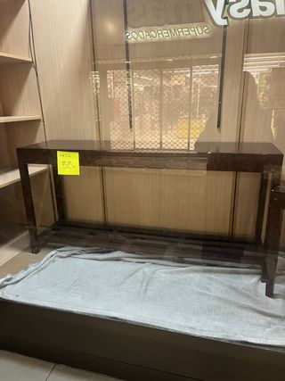 Mesa de madera oscura