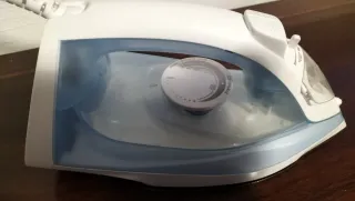 Plancha de ropa blanca y azul