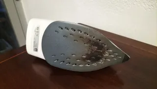 Plancha de ropa blanca y azul