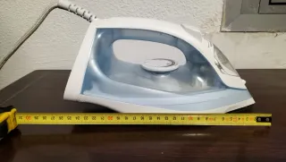 Plancha de ropa blanca y azul