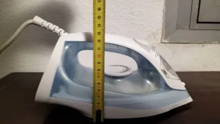 Plancha de ropa blanca y azul