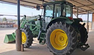 Tractor John Deere 6520 con pala