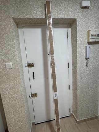 Tapetas blancas puerta nuevas sin abrir