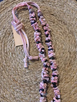 Collar hecho a mano de tela reciclada