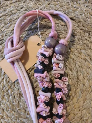 Collar hecho a mano de tela reciclada