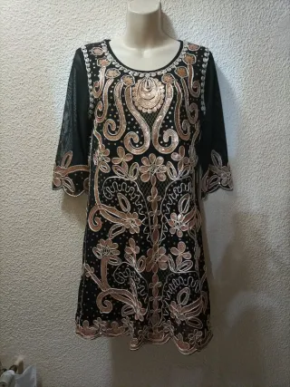 Vestido negro con detalles dorados