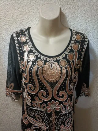 Vestido negro con detalles dorados