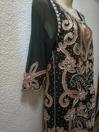 Vestido negro con detalles dorados