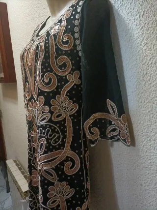 Vestido negro con detalles dorados