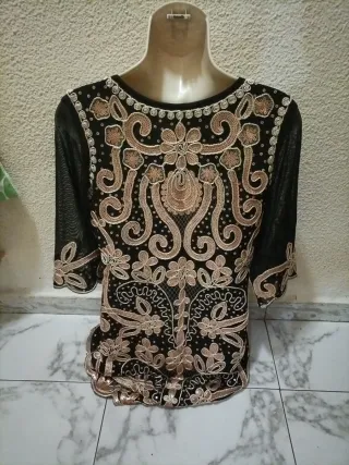 Vestido negro con detalles dorados