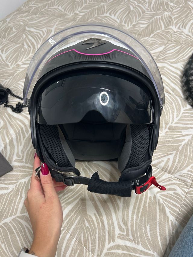 Casco de moto Scorpion blanco y rosa