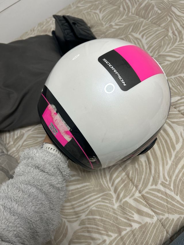 Casco de moto Scorpion blanco y rosa