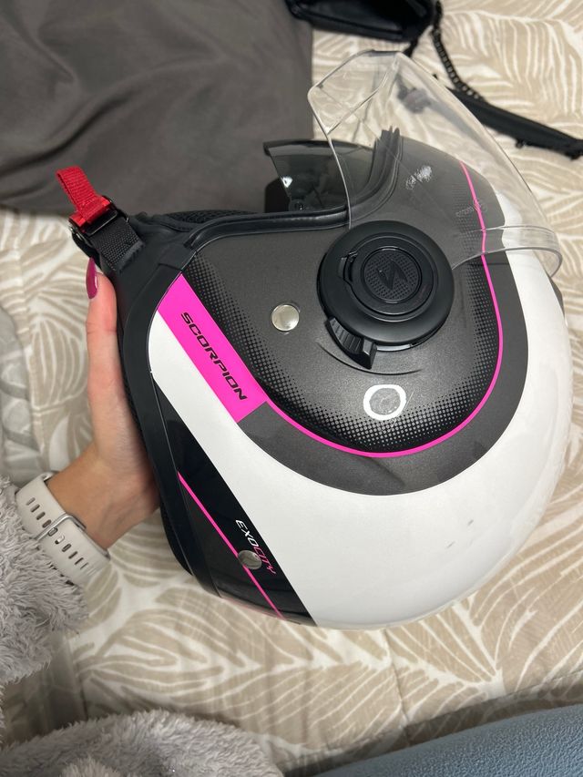 Casco de moto Scorpion blanco y rosa
