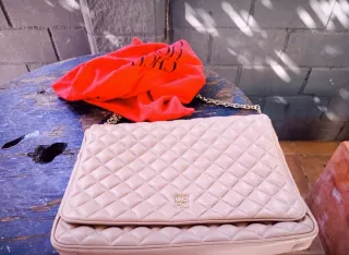 Bolso Carolina Herrera beige.