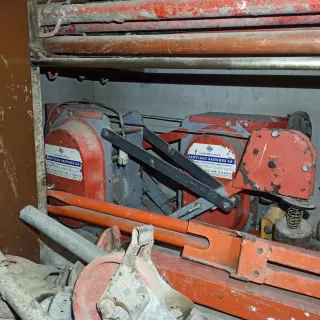 Montacargas, martillo percutor y regla vibradora