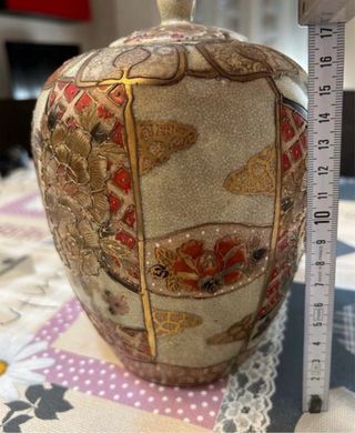 Jarrón chino de porcelana con detalles dorados